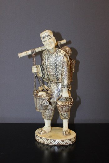 Scultura asiatica in osso Okimono di un venditore di verdure, Giappone 1900 circa
