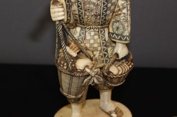 Scultura asiatica in osso Okimono di un venditore di verdure, Giappone 1900 circa