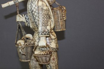 Scultura asiatica in osso Okimono di un venditore di verdure, Giappone 1900 circa