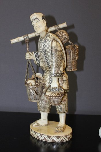 Scultura asiatica in osso Okimono di un venditore di verdure, Giappone 1900 circa