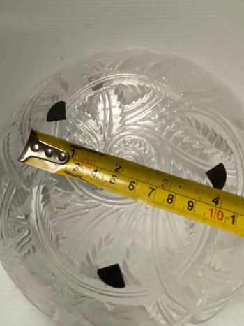 SCHALE AUS GEFORMTEM, MUNDGEBLASENEM KRISTALL