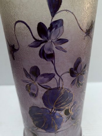 VASE AUS EMAILLIERTEM HALBKRISTALL