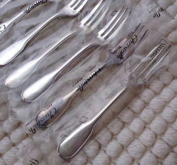 12 Christofle "Versailles" silver cake forks in blister pack (ref MA 0527)