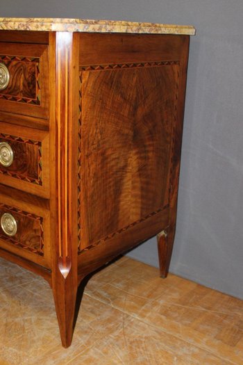 Louis XVI period chest of drawers in walnut and marquetry About 1780