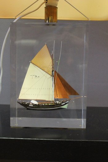 Lampe En Plexiglas Inclusion De Bateau Vers 1980