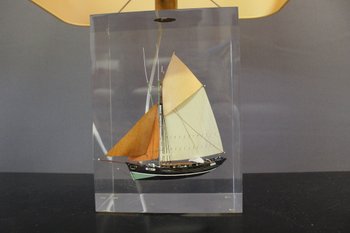 Lampe En Plexiglas Inclusion De Bateau Vers 1980