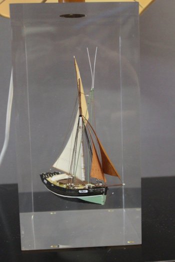 Lampe En Plexiglas Inclusion De Bateau Vers 1980