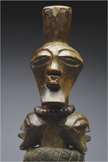 Repubblica Democratica del Congo (ex Zaire), popolo Songye, metà del XX secolo, feticcio Janiform Nkisi con patina lucida