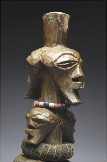 Repubblica Democratica del Congo (ex Zaire), popolo Songye, metà del XX secolo, feticcio Janiform Nkisi con patina lucida