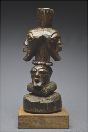 Repubblica Democratica del Congo (ex Zaire), popolo Songye, metà del XX secolo, feticcio Janiform Nkisi con patina lucida