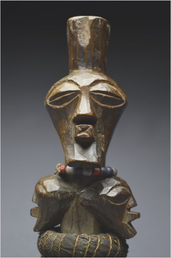 Repubblica Democratica del Congo (ex Zaire), popolo Songye, metà del XX secolo, feticcio Janiform Nkisi con patina lucida