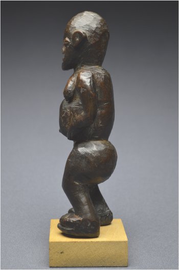 Tanzanie, Peuple Zigwa, Milieu du XXème siècle, Ancienne statuette anthropomorphe à patine brillante