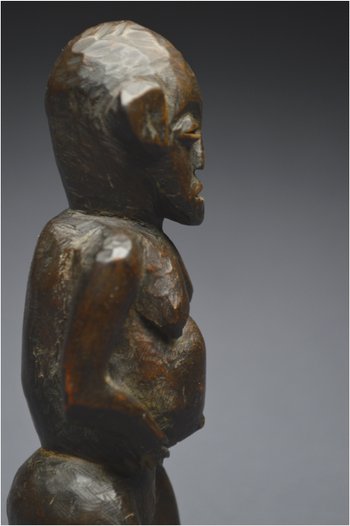Tanzanie, Peuple Zigwa, Milieu du XXème siècle, Ancienne statuette anthropomorphe à patine brillante