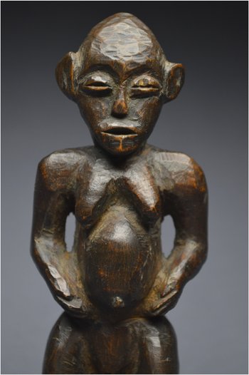 Tanzanie, Peuple Zigwa, Milieu du XXème siècle, Ancienne statuette anthropomorphe à patine brillante