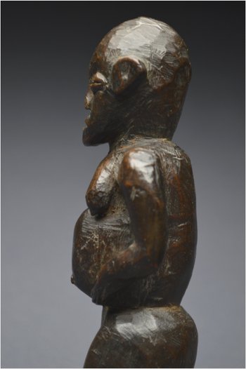 Tanzanie, Peuple Zigwa, Milieu du XXème siècle, Ancienne statuette anthropomorphe à patine brillante