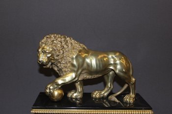 Restoration period clock with Lion of Venice in marble and gilt bronze
