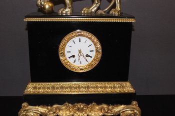 Restoration period clock with Lion of Venice in marble and gilt bronze