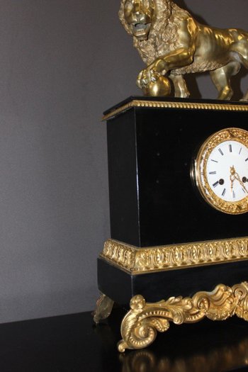 Restoration period clock with Lion of Venice in marble and gilt bronze