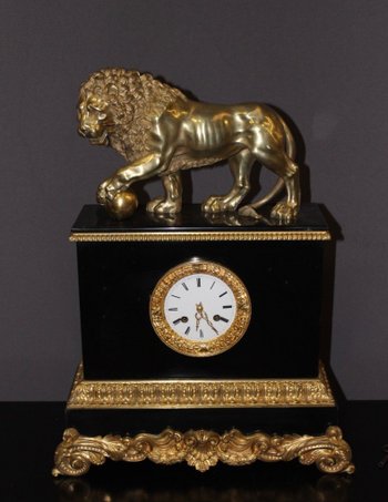 Restoration period clock with Lion of Venice in marble and gilt bronze