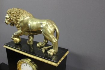 Restoration period clock with Lion of Venice in marble and gilt bronze