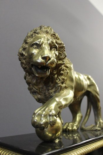 Restoration period clock with Lion of Venice in marble and gilt bronze
