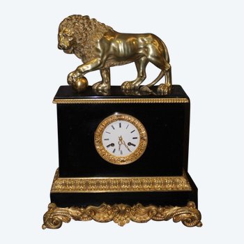 Orologio d'epoca in restauro con Leone di Venezia in marmo e bronzo dorato