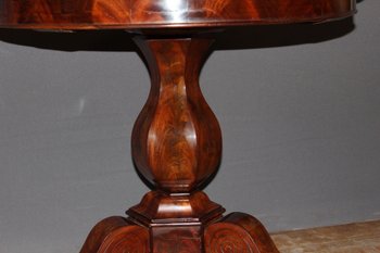 Tavolo con piedistallo d'epoca in restauro In mogano