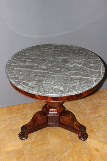 Tavolo con piedistallo d'epoca in restauro In mogano