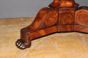 Tavolo con piedistallo d'epoca in restauro In mogano
