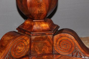 Tavolo con piedistallo d'epoca in restauro In mogano