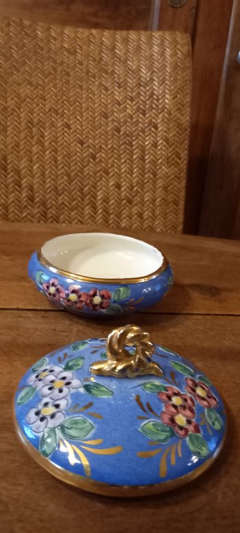 Boite en faïence émaillée décorée XXème
