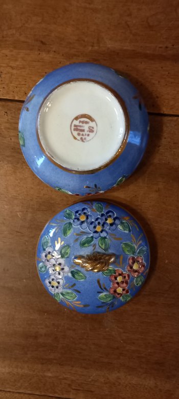 Boite en faïence émaillée décorée XXème