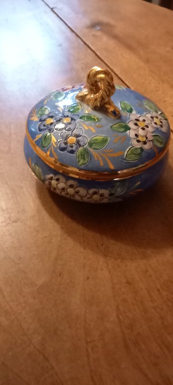 Boite en faïence émaillée décorée XXème