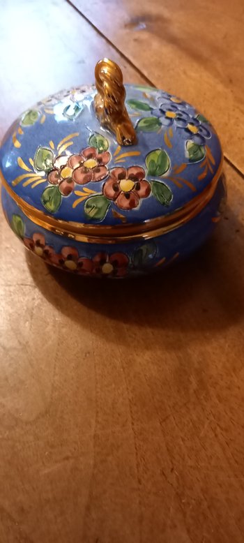 Boite en faïence émaillée décorée XXème