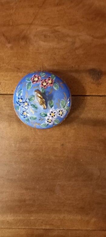 Boite en faïence émaillée décorée XXème