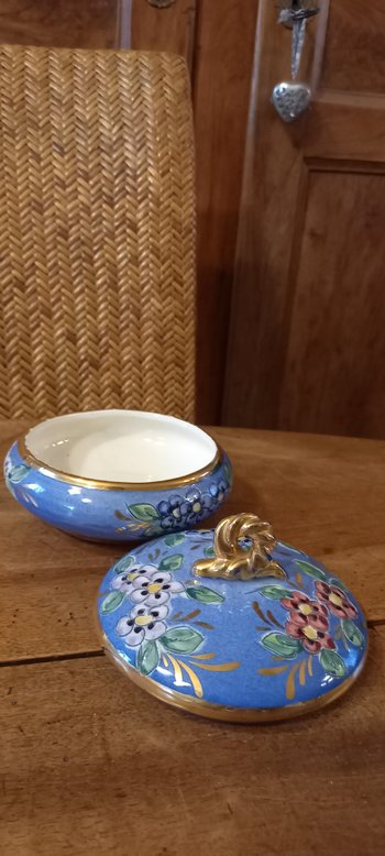 Boite en faïence émaillée décorée XXème