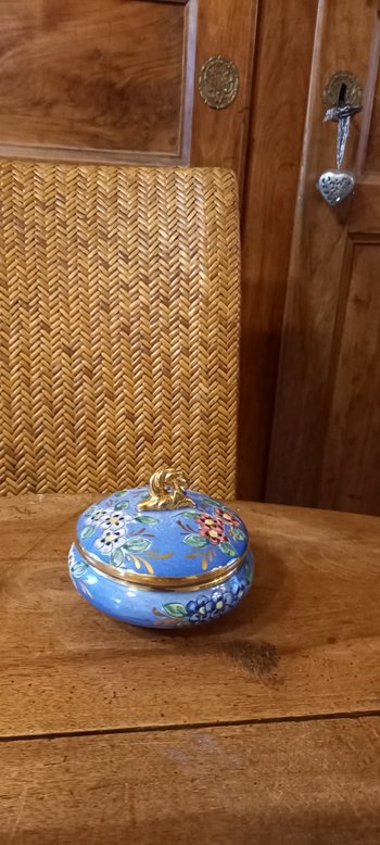 Boite en faïence émaillée décorée XXème