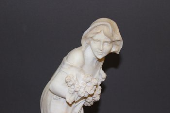 Scultura in alabastro di giovane donna con rose 1900 ca.