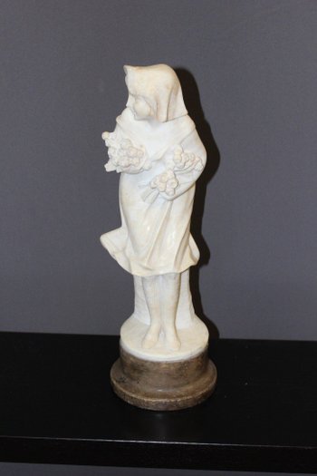 Scultura in alabastro di giovane donna con rose 1900 ca.