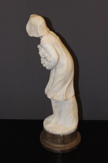 Scultura in alabastro di giovane donna con rose 1900 ca.