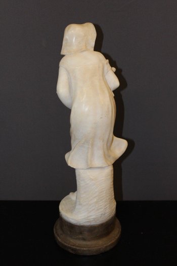 Scultura in alabastro di giovane donna con rose 1900 ca.