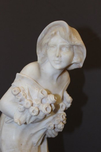 Scultura in alabastro di giovane donna con rose 1900 ca.