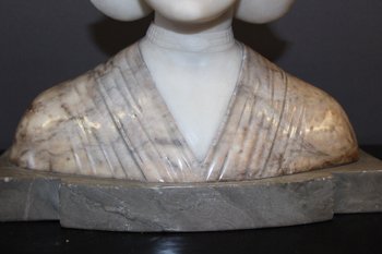 Busto in alabastro e marmo raffigurante una donna olandese, circa 1900