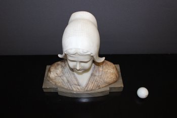 Busto in alabastro e marmo raffigurante una donna olandese, circa 1900