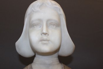 Busto in alabastro e marmo raffigurante una donna olandese, circa 1900