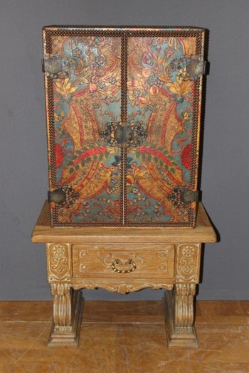 Art-Deco-Schrank Aus Geprägtem Leder Und Gekälkter Eiche Im Neoklassizistischen Stil 1940