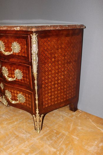 Cassettiera a balestra Luigi XIV con intarsio a cubetti