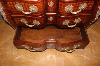 Cassettiera a balestra Luigi XIV con intarsio a cubetti
