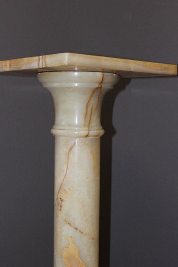 Colonne De Présentation En Onyx à Plateau Pivotant
