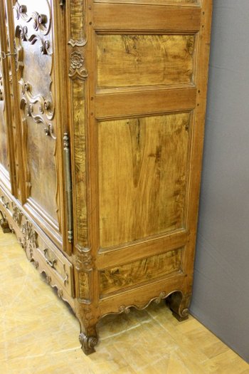 Armadio Bressane con cornice ad arco XVIII